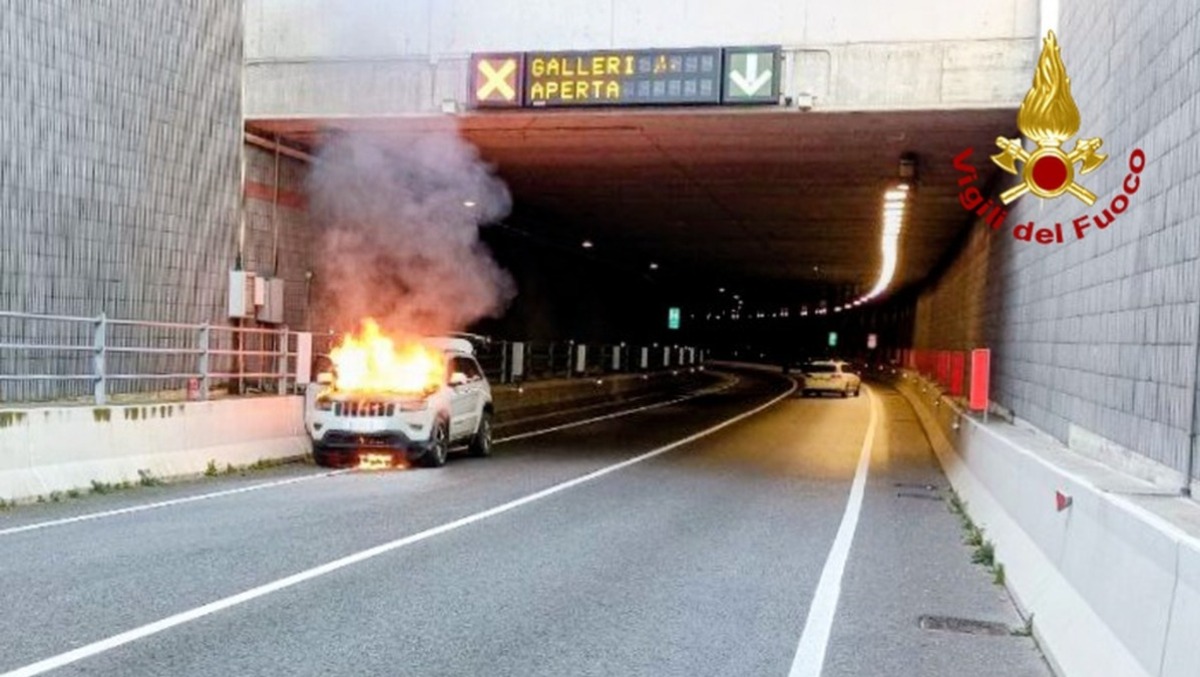 Auto in fiamme sulla Circonvallazione Sud: il conducente tenta di spegnere il fuoco 