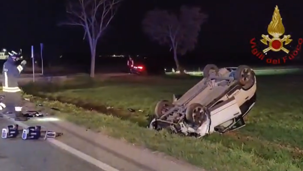 Frontale in serata a Castelfranco Veneto, impatto violentissimo: un'auto finisce capovolta - VIDEO - 