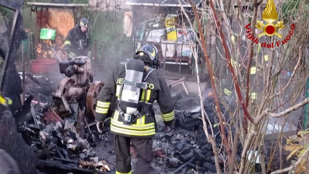 Legnaia divorata dal fuoco all'alba: fiamme altissime e denso fumo visibili a grande distanza - 