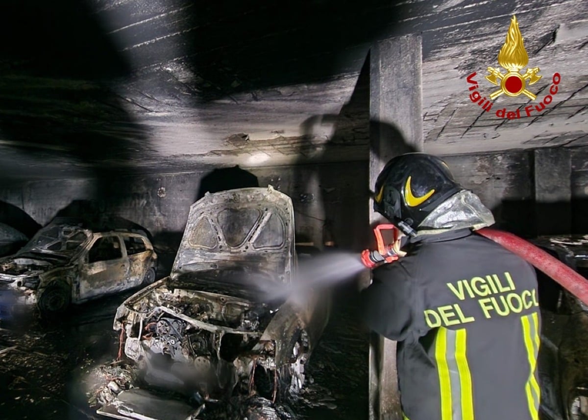 Trieste, notte di fuoco a Borgo San Sergio: 11 auto e scooter distrutti dalle fiamme - 