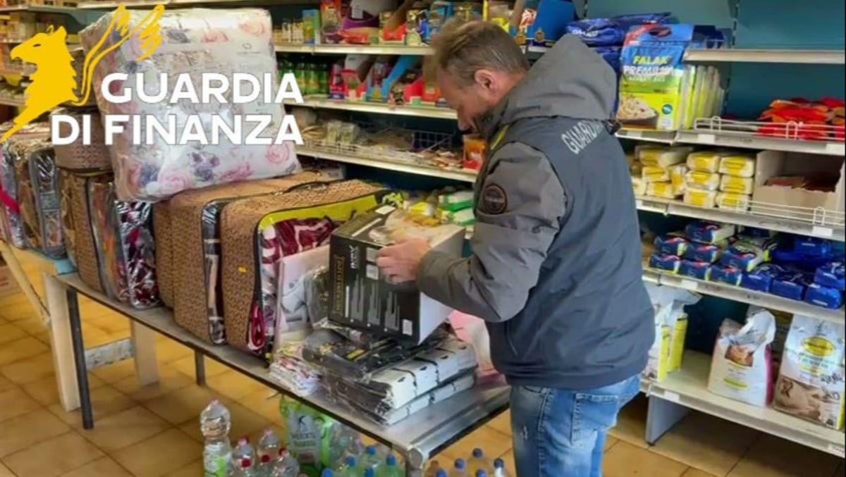 Addobbi e decorazioni di Natale non sicuri: sequestrati oltre 6.400 articoli, scattano sanzioni - 