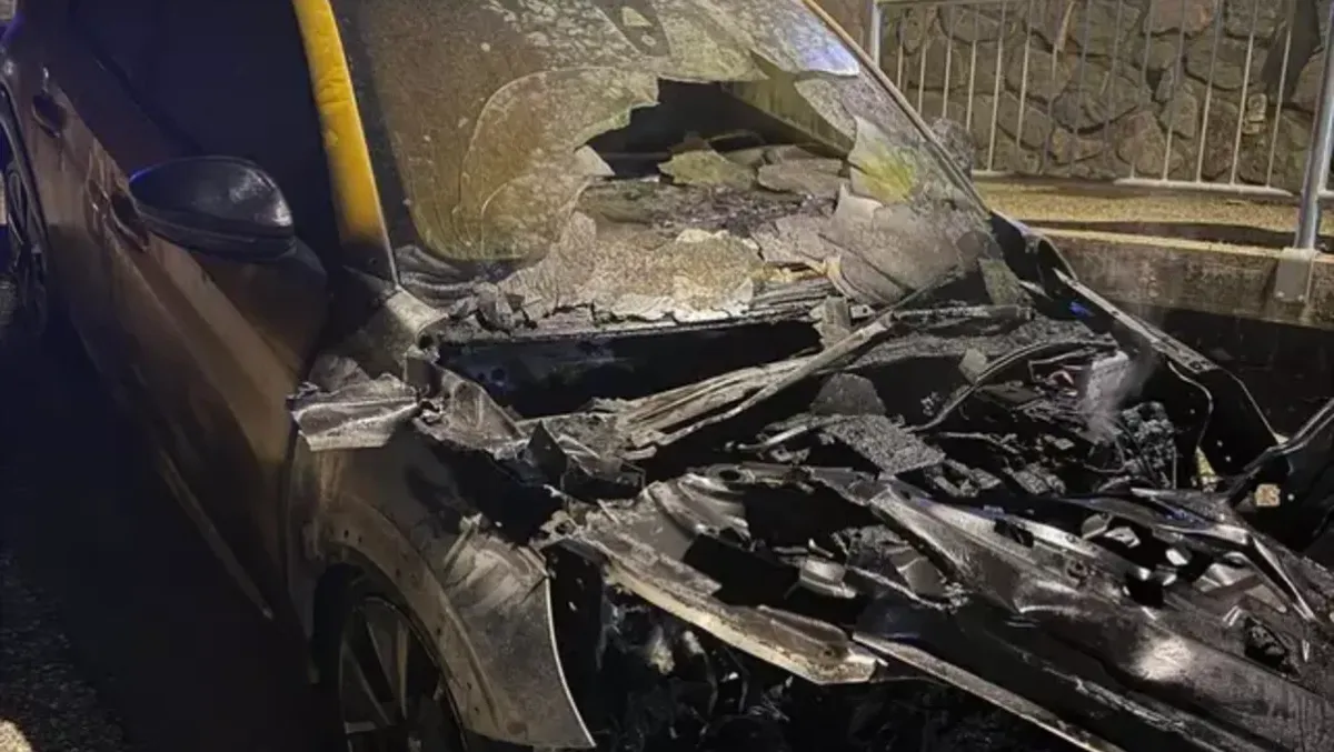 Auto elettrica a fuoco in un garage: danni anche a un'altra vettura, quattro persone intossicate - Vigili del Fuoco Volontari - Chiusa