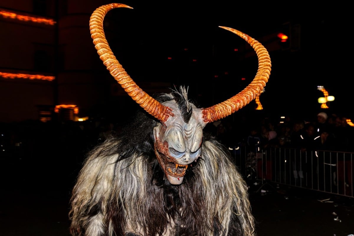 Paura alla festa dei Krampus, 58enne con coltello da 15 cm: scatta la denuncia - 
