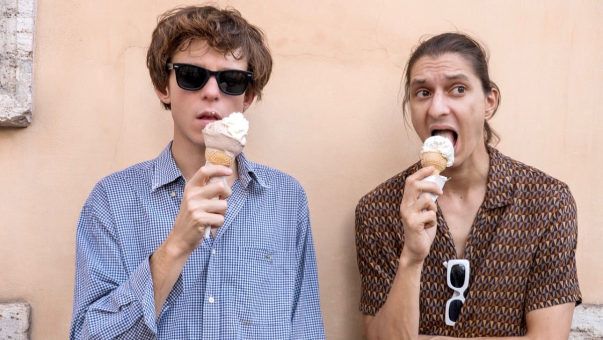 A Gradisca debutta “Scemi del villaggio”: una satira feroce sul caos urbano - 