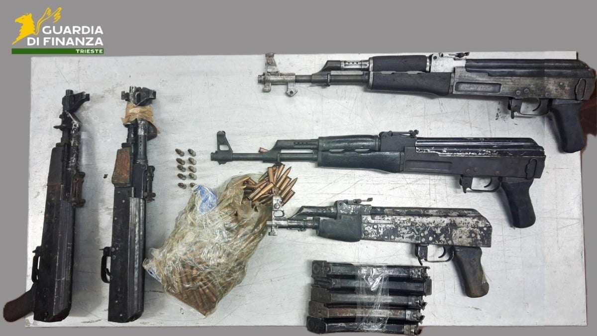 Vero e proprio arsenale nel minivan: sequestrati fucili d'assalto e cartucce, arrestati gli autisti - 