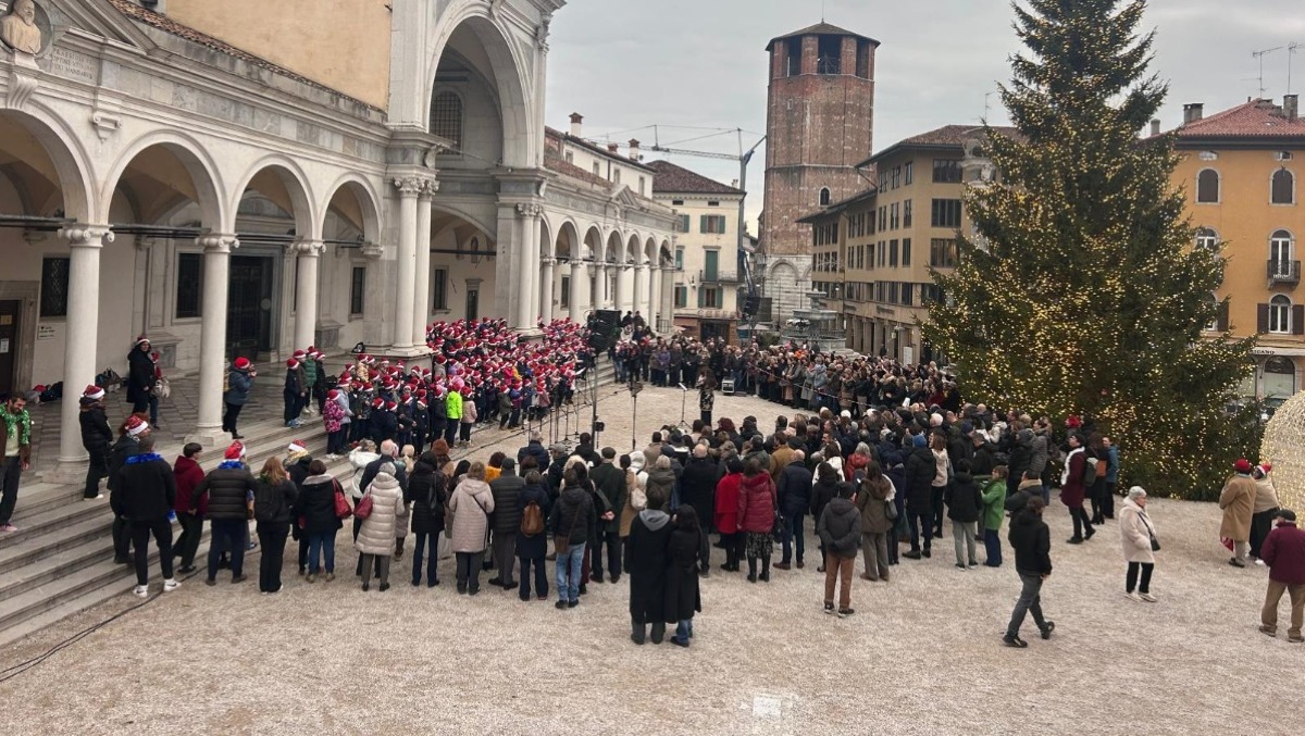 Un Natale di note: i cori delle scuole di Udine riscaldano i cuori in piazza - 
