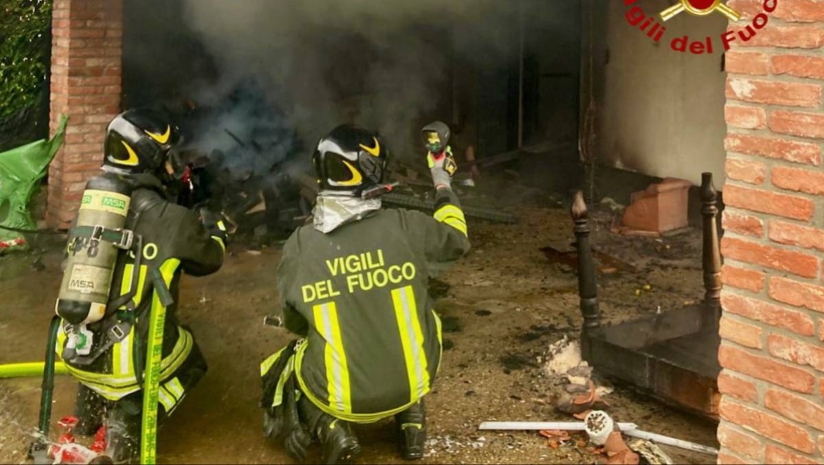 Fiamme nella legnaia, il rogo minaccia la casa: pompieri evitano il peggio - 