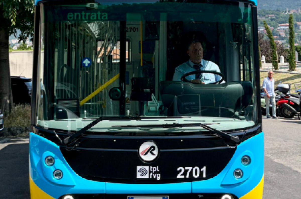 Follia sul bus a Trieste: giovane sale e colpisce l’autista con un pugno al volto  - 