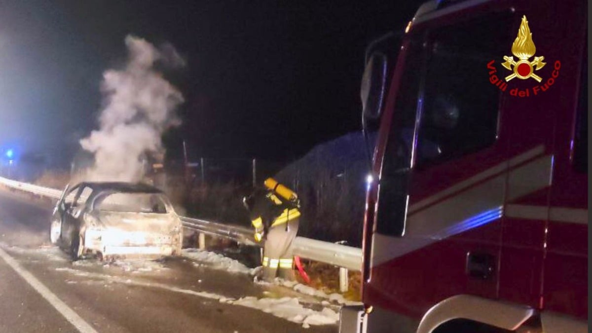 Auto in marcia prende fuoco improvvisamente: il conducente accosta e si salva in extremis - 