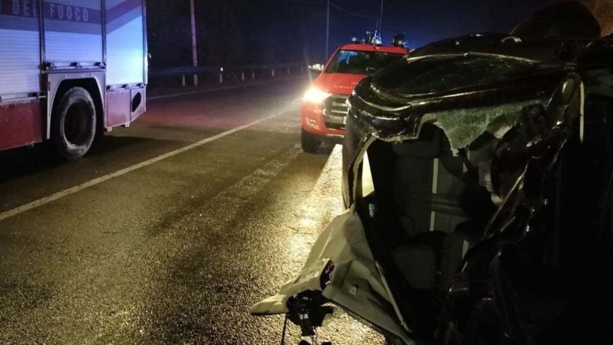 Schianto sulla provinciale: conducente incastrato tra le lamiere, strada chiusa per oltre un’ora - 