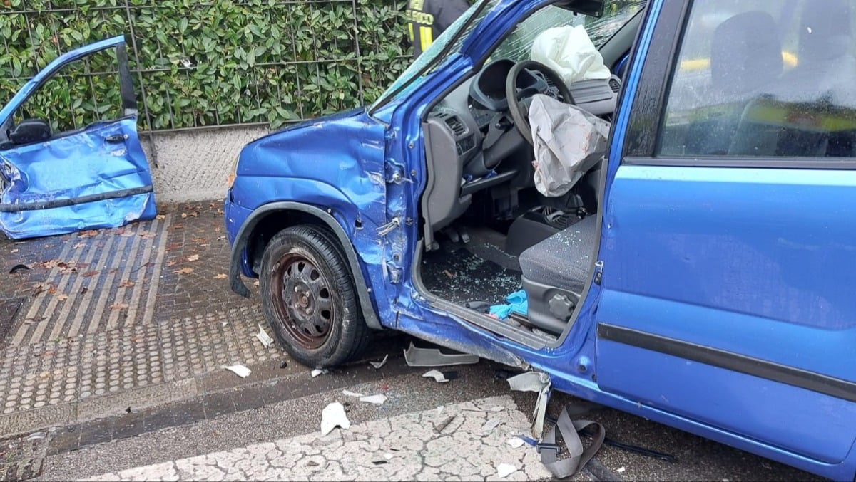 Udine, scontro tra auto e camion: anziano ferito rimane intrappolato in auto - 