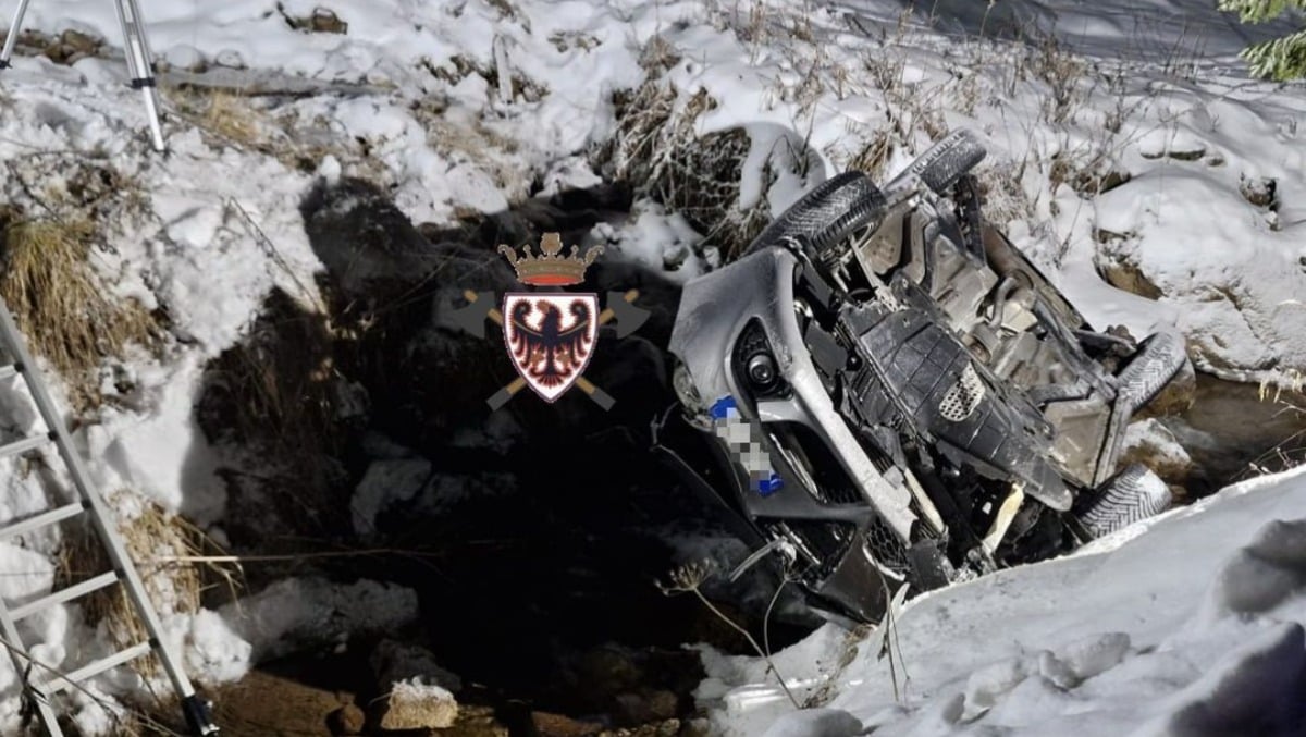 Finisce con l'auto nel ruscello: ferito il conducente - 