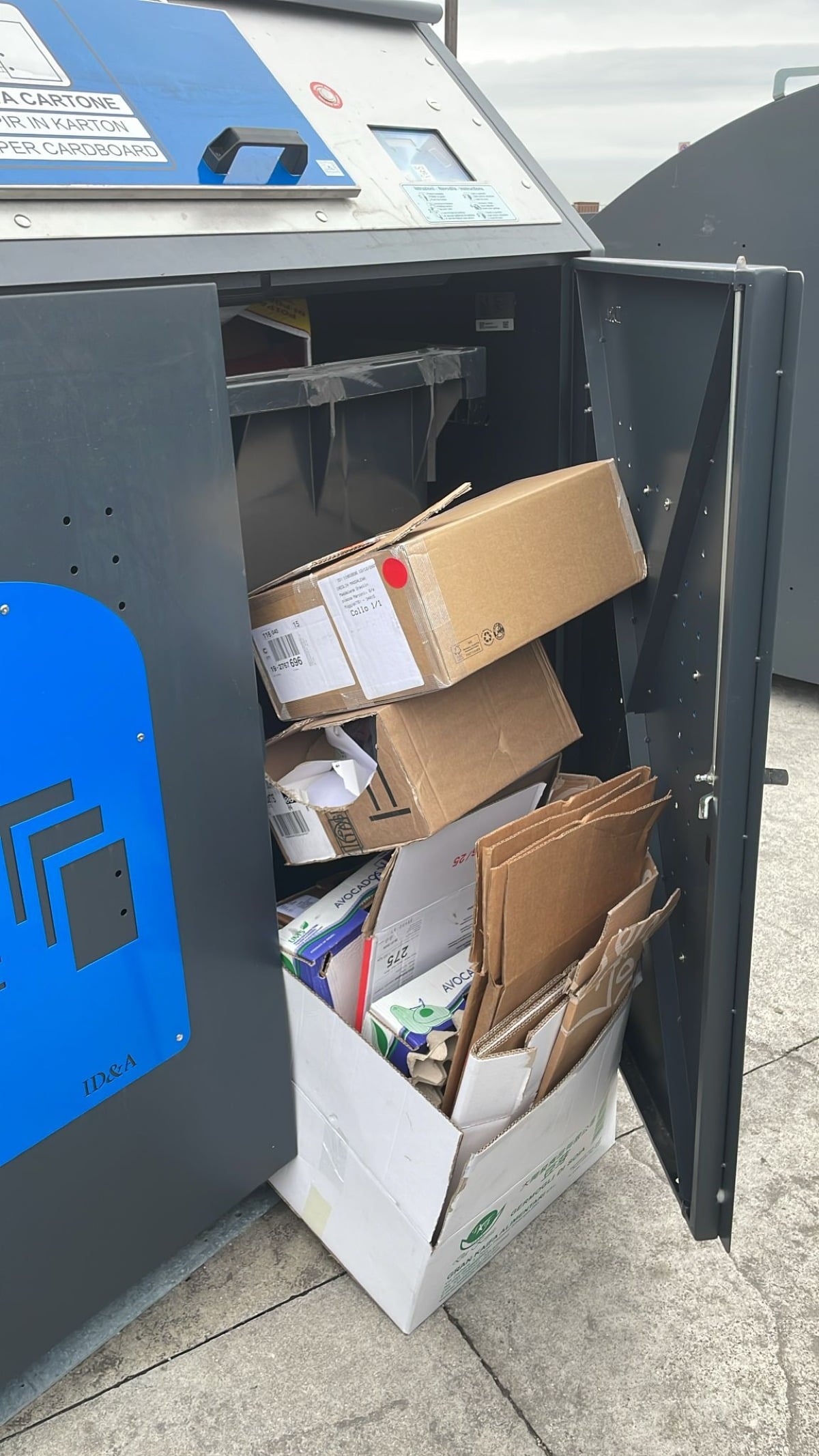 Furbetti dei rifiuti beccati e multati grazie alle telecamere: la polizia locale di Muggia non perdona - 