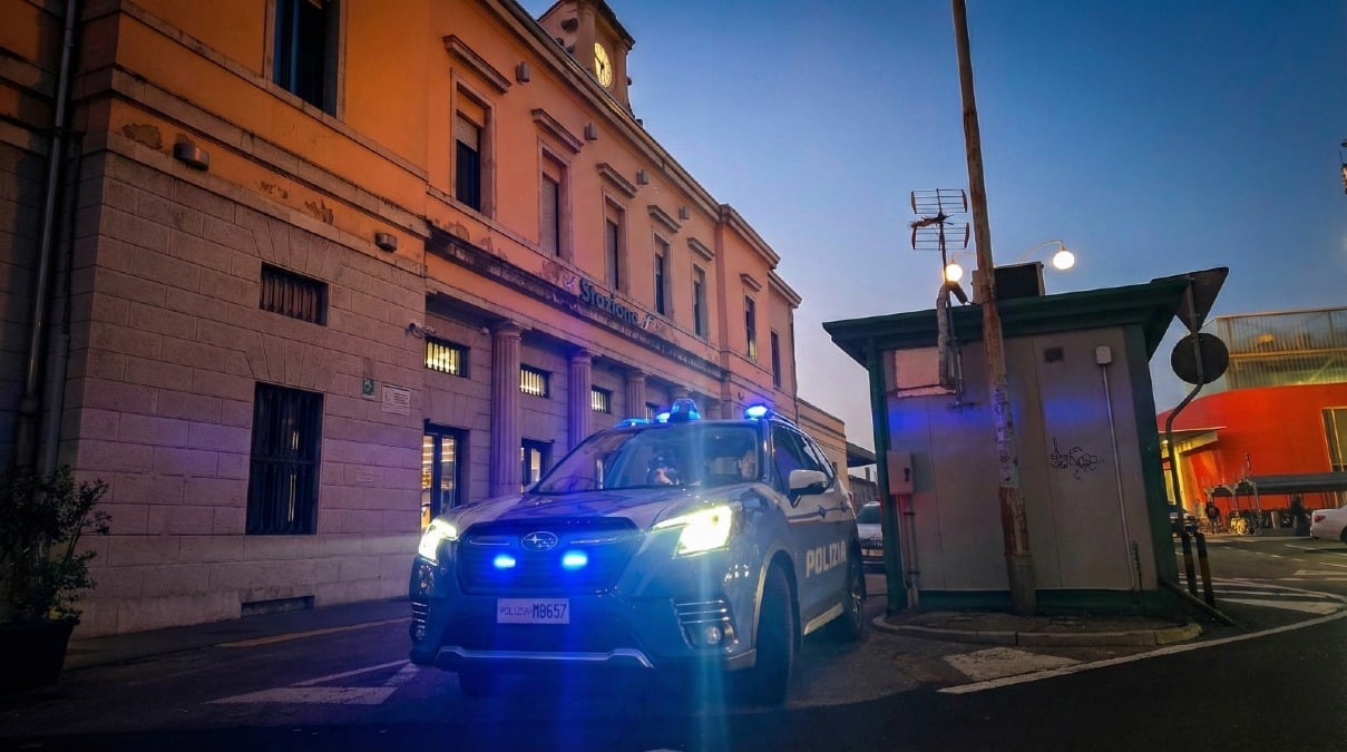 Coltello puntato contro un minore per portargli via tutto, persino le scarpe: arrestati quattro giovani - 