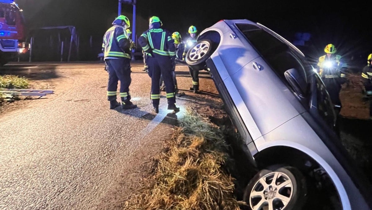 Perde aderenza sull'asfalto bagnato e finisce nel fosso: conducente incastrata - 