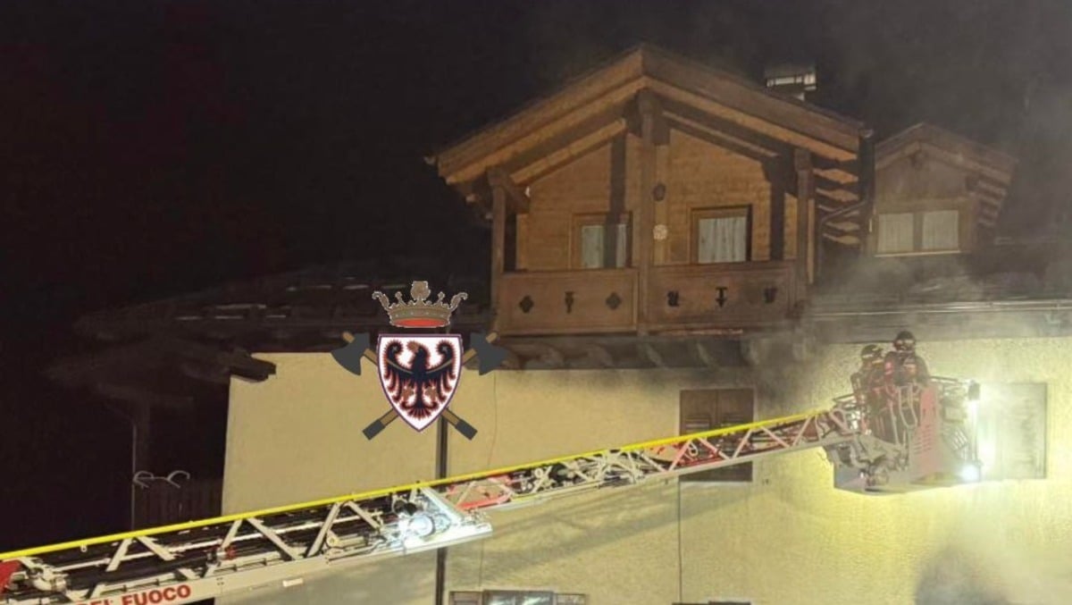 Legnaia in fiamme all'alba: il fuoco raggiunge anche la finestra della casa adiacente - 