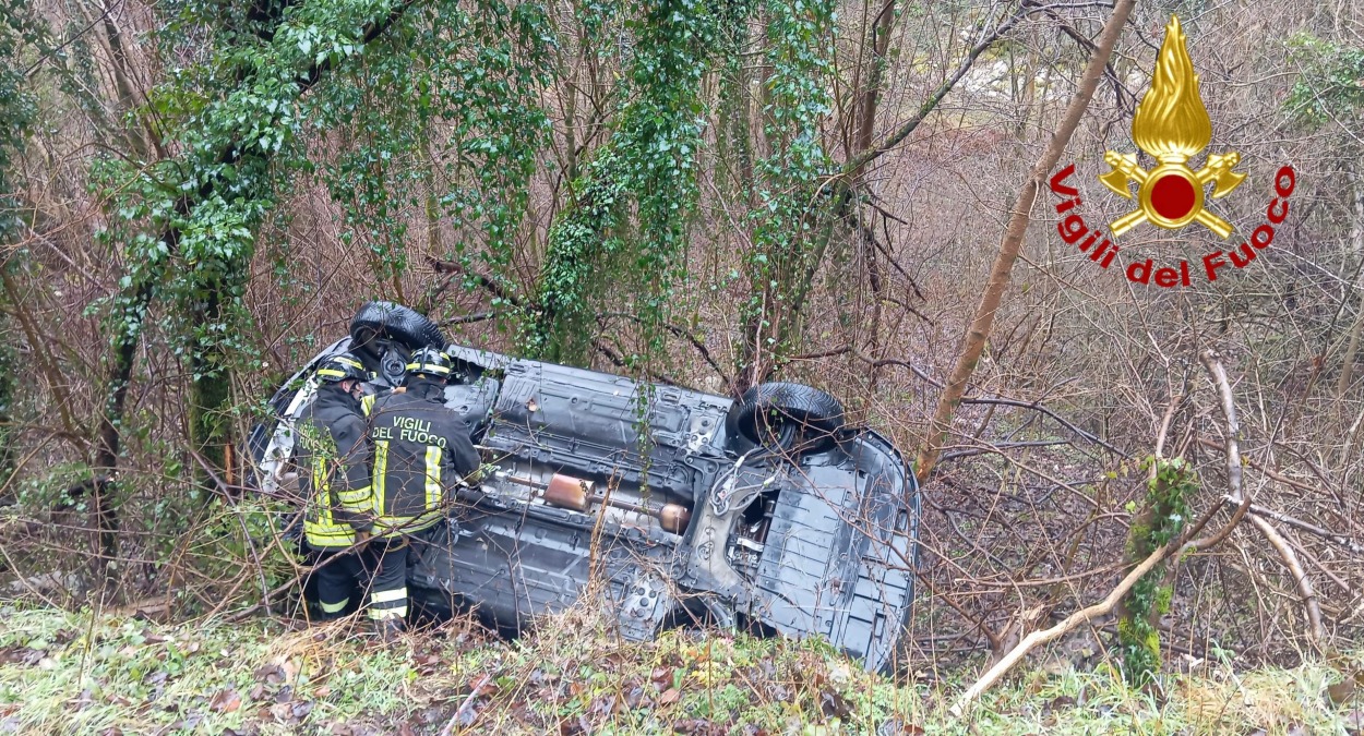 Si accascia sul volante, l'auto prosegue la corsa e finisce in un burrone: muore il conducente - 