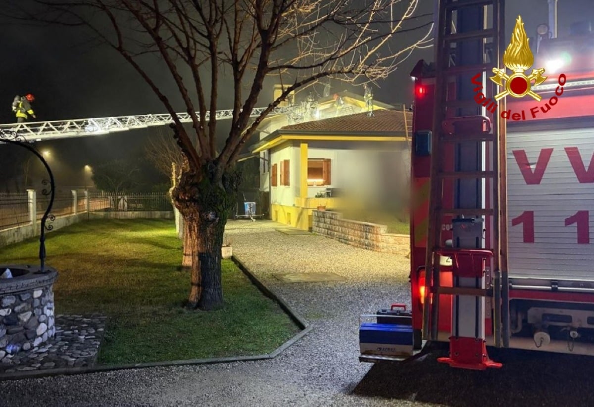 Fiamme e fumo in una casa a Sedegliano, il complesso intervento dei pompieri evita il peggio