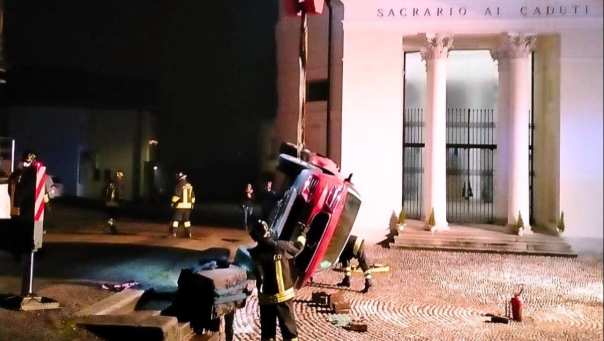 Auto piomba in area pedonale e si ribalta su un fianco davanti al sacrario: coinvolte 4 persone - 