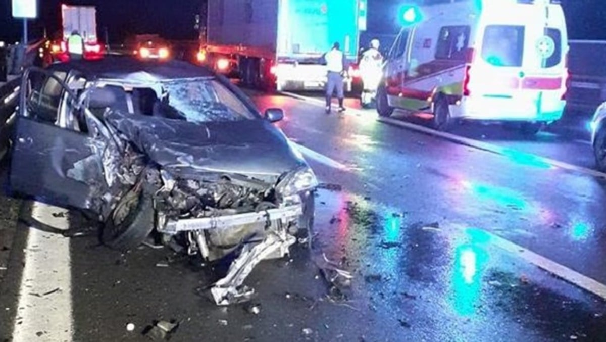 Tremendo scontro tra due auto e due camion in A22: quattro feriti - 