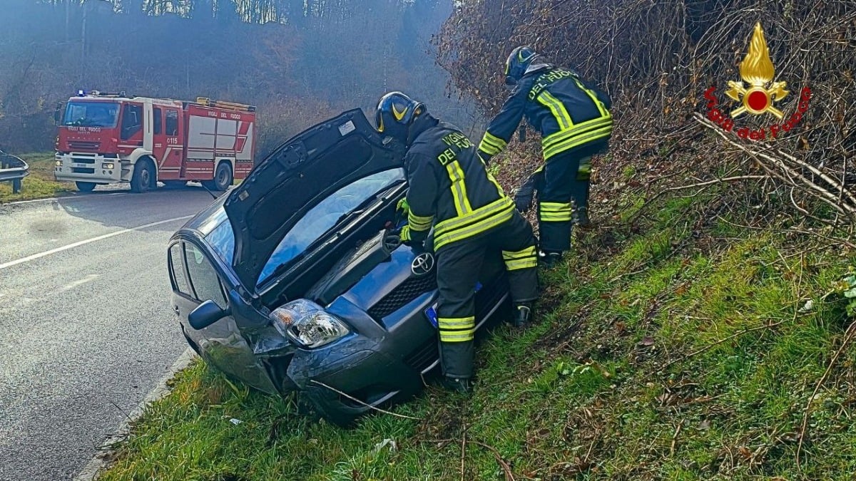 Perde il controllo dell’auto e finisce fuori strada - 