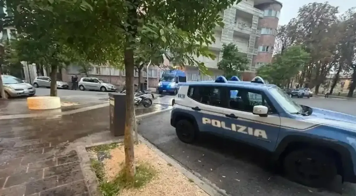 Militari aggrediti a Udine: auto della polizia presa a pugni e testate. Cosa è successo. - 