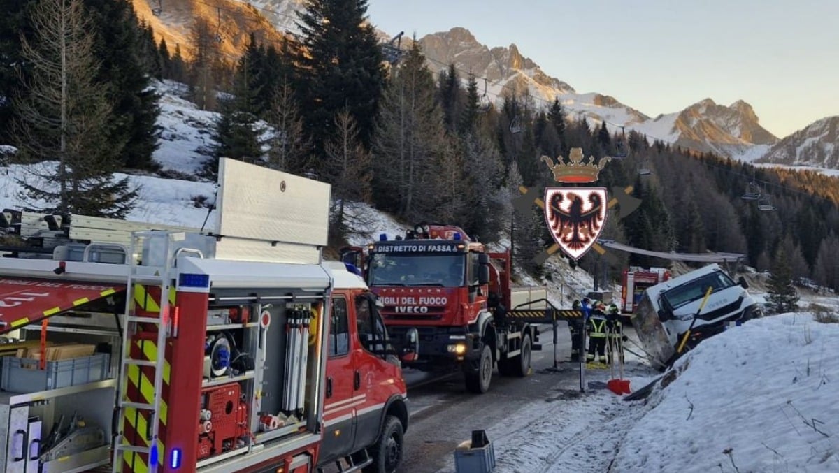 Furgone isotermico esce di strada e rimane in bilico sul fossato innevato: recupero complesso - 