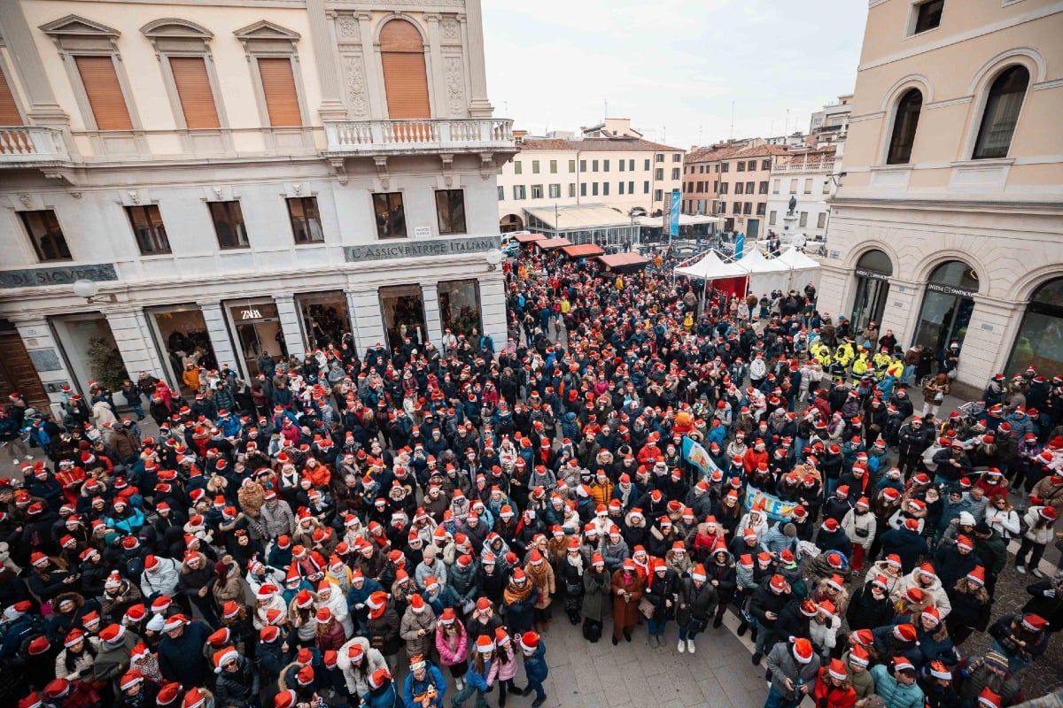 Il corteo rosso di Natale a Padova: musica, artisti e auguri all’Ospedale Pediatrico - 