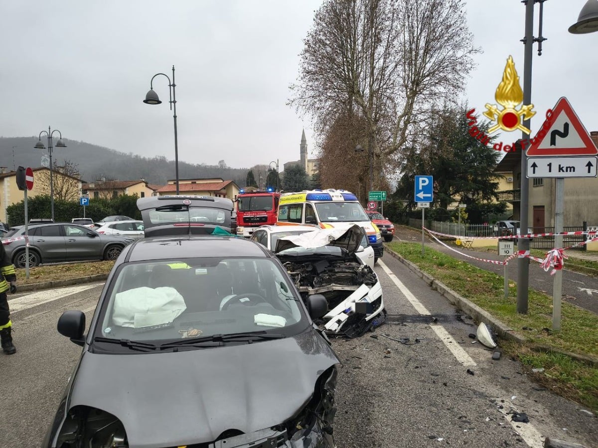 Violento scontro tra 2 auto: estratta persona rimasta incastrata, 2 feriti trasportati in ospedale - 