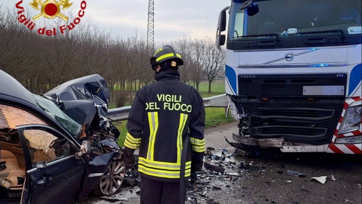 Frontale sulla statale 53, scontro tra auto e camion: morta una donna - 