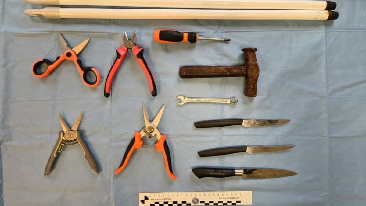 Sopralluogo della Polizia alla Casa dell'Immacolata: sequestrati coltelli, forbici e cacciaviti - 