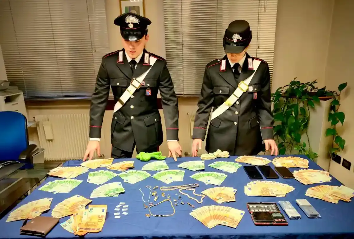 Seguito fino in Veneto dai Carabinieri di Udine, poi la scoperta: «Gli hanno lanciato 21.000 euro» - 