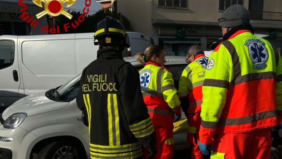 Maxi scontro tra tre auto e un furgone: tre feriti trasportati in ospedale - 