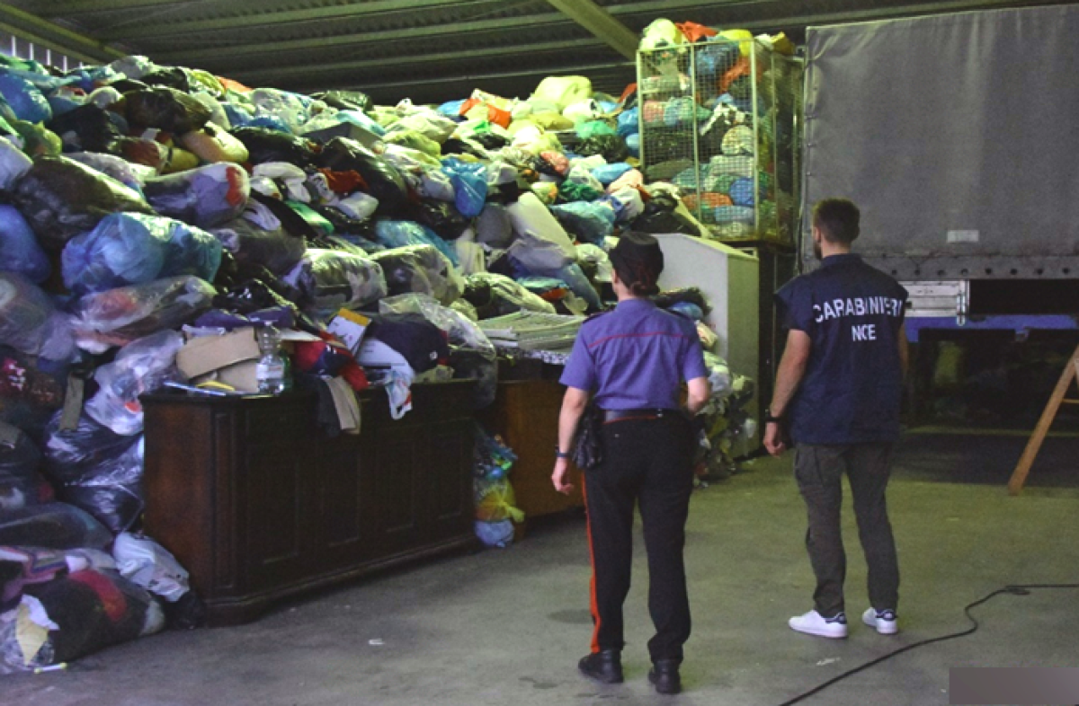 Udine, traffico illecito di rifiuti tessili: sequestrati cassonetti e deferiti 4 soggetti - 