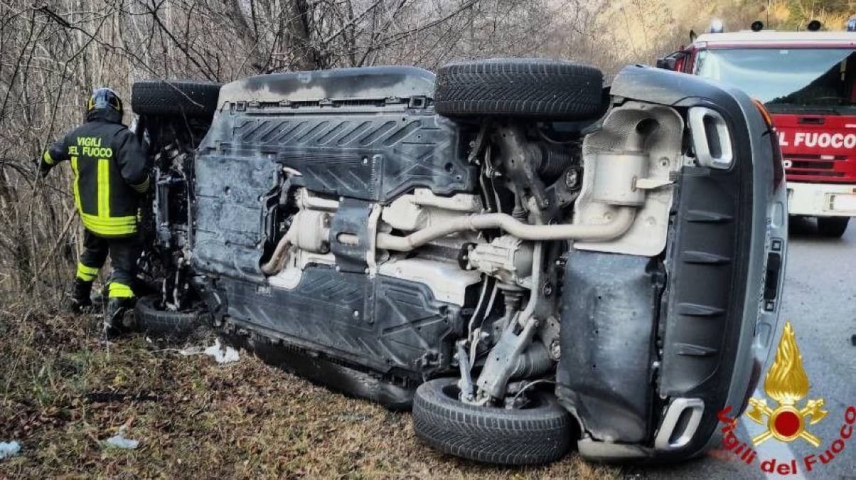 Auto si ribalta sulla carreggiata: conducente miracolato