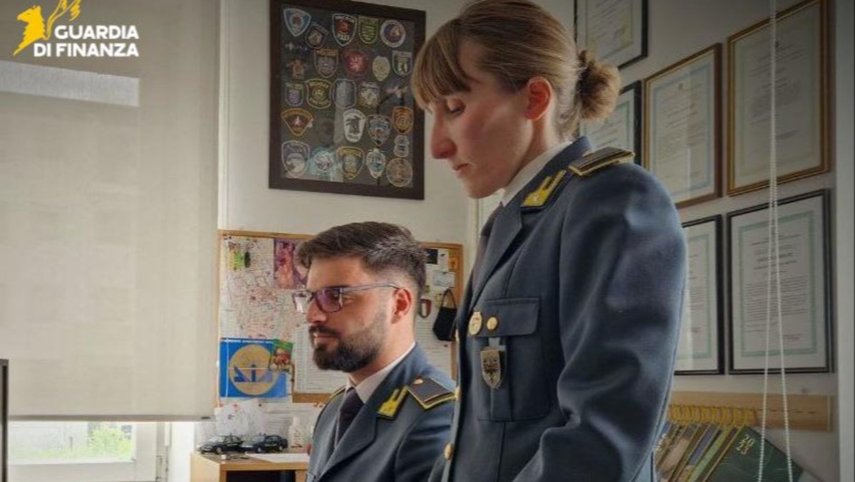 Scoperto falso commercialista: lavorava in nero e incassava il Reddito di cittadinanza - 