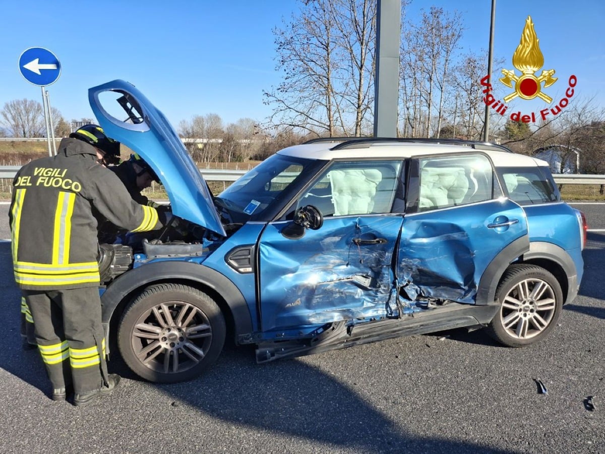 Violento scontro tra due auto allo svincolo autostradale di Sacile Ovest: tre feriti