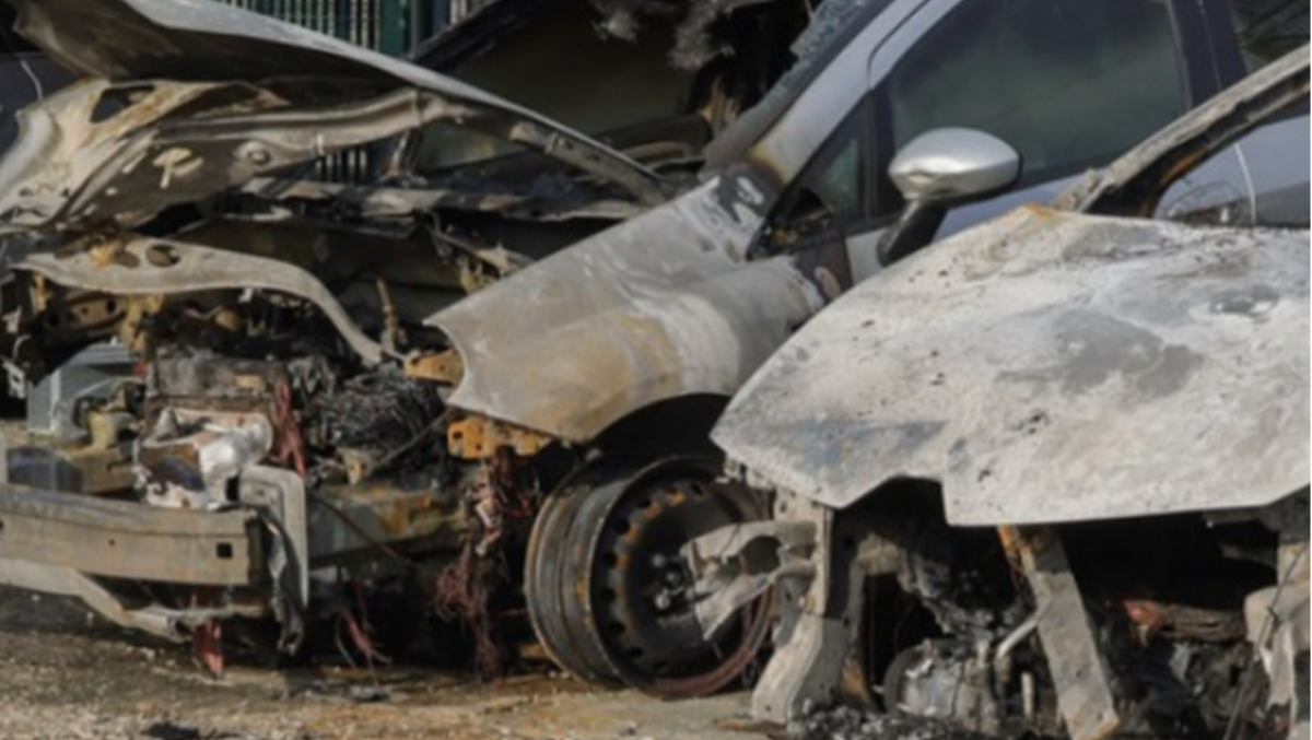 Urla, spari e fiamme nella notte: camper e auto distrutti nel Miranese - 