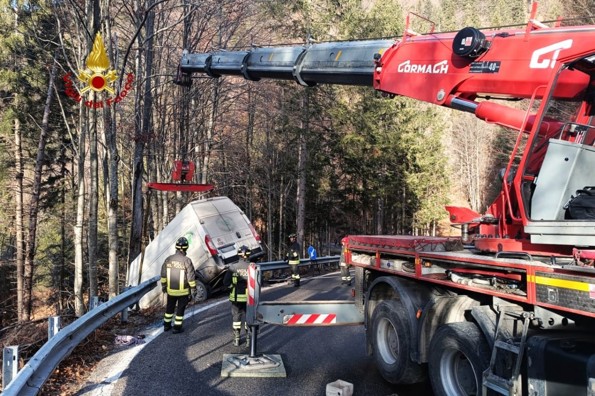 Autofurgone esce di strada e piomba contro il guard rail: strada chiusa per soccorso e recupero - 