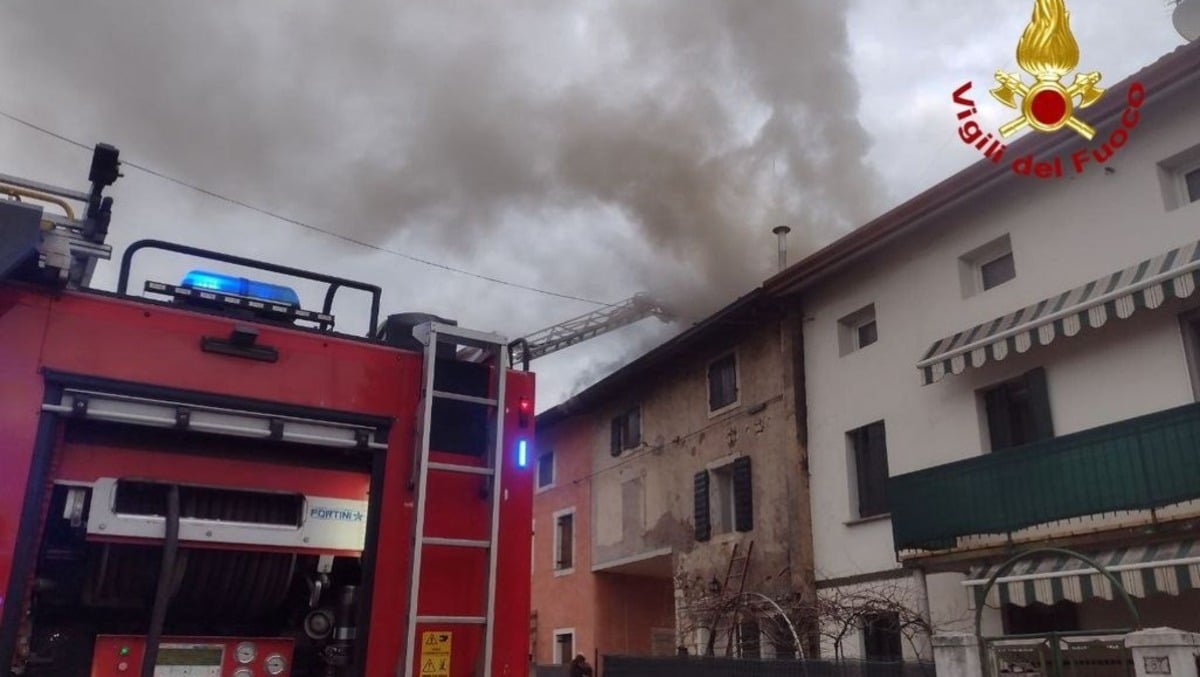 Fiamme sul tetto di una casa a Caneva: un intossicato dal fumo, pompieri tutt'ora al lavoro