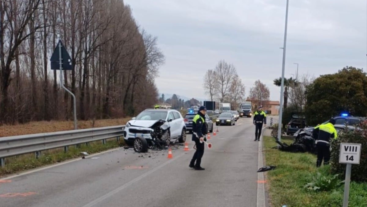 Pauroso frontale tra due auto: tre feriti, senso unico alternato sulla strada - 
