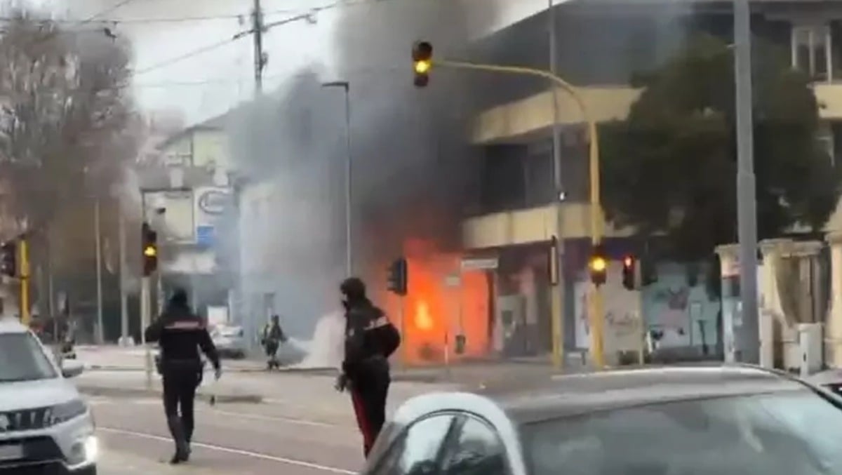 Auto parcheggiata prende fuoco: maxi intervento dei pompieri, traffico in tilt  - 