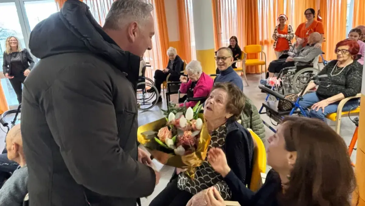 Natale a Pordenone, il Sindaco Basso porta gioia e auguri agli anziani - 