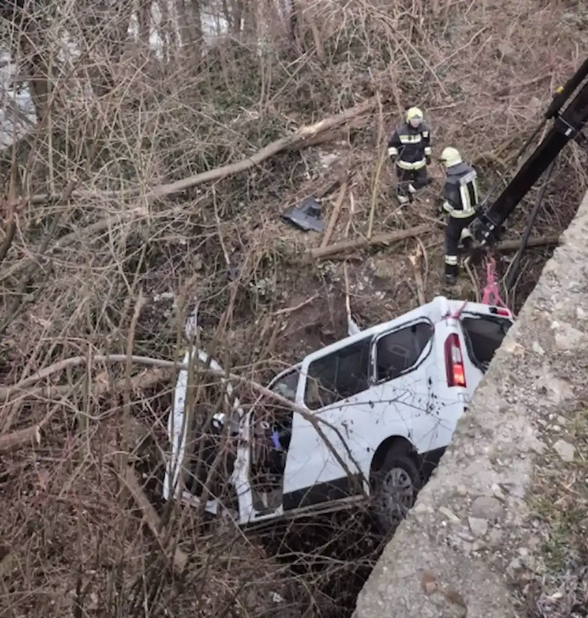 Furgone precipita nel torrente: nessuna traccia dell’autista, ricerche in corso - 