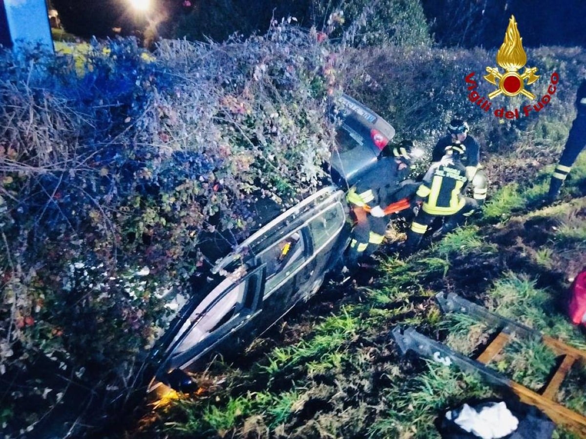 Violento schianto tra due auto: 4 persone coinvolte, due rimangono incastrate tra le lamiere - 