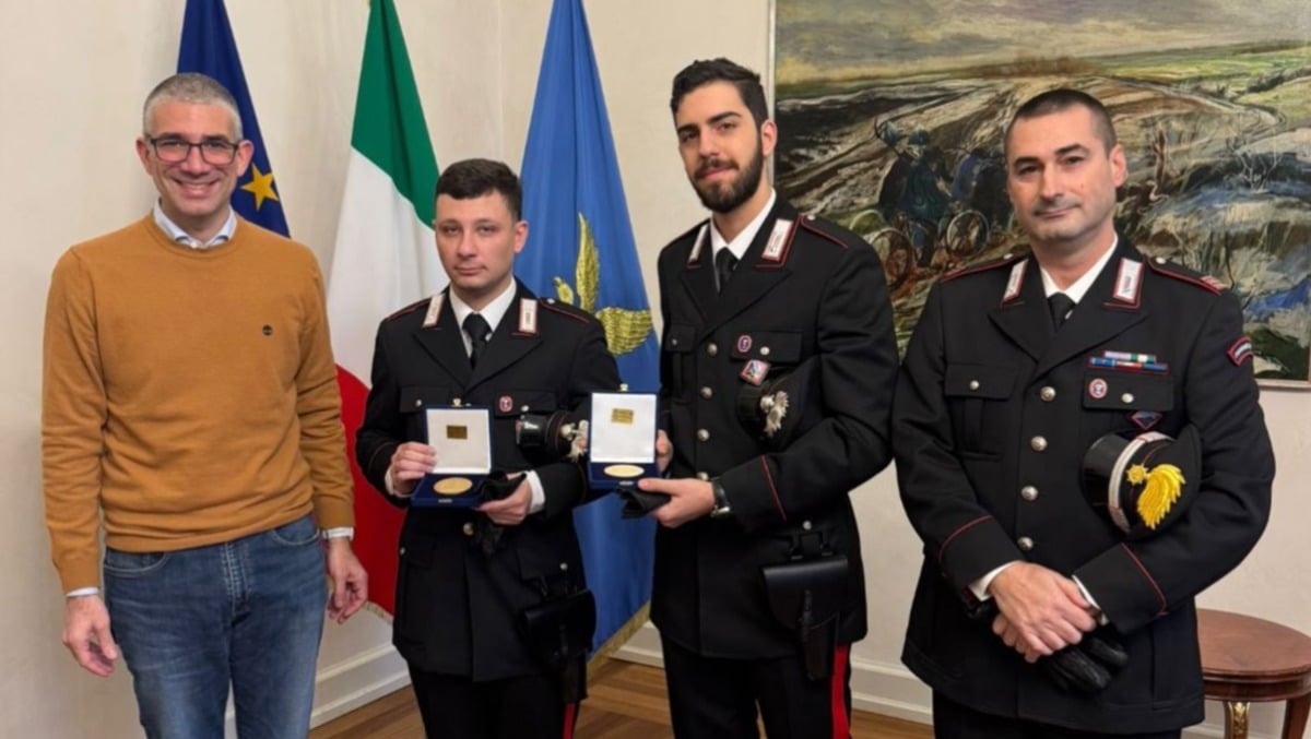 Due giovani carabinieri salvano la vita ad un uomo colto da malore: la Regione li premia - 