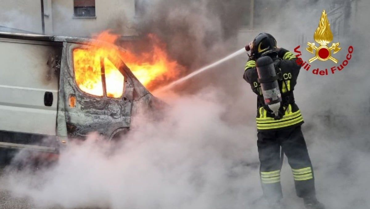 Furgone avvolto dalle fiamme accanto a una casa: il fuoco sfiora il contatore del gas - 
