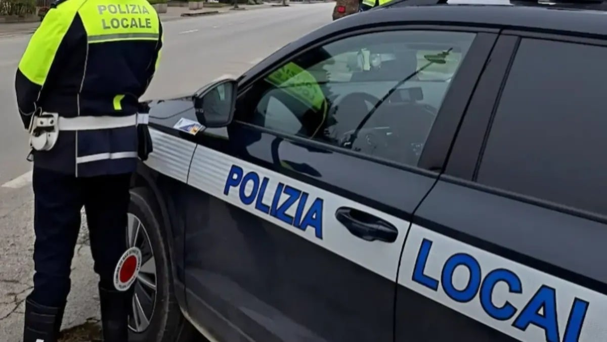 Non accetta la multa, allora tira una testata al vigile: arrestato 73enne - 