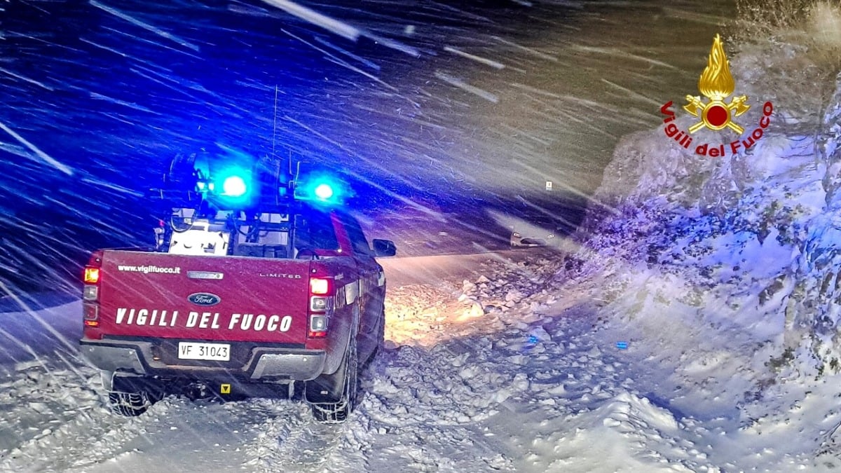 Traditi dal navigatore, due 24enni imboccano una strada chiusa e restano bloccati sulla neve - 