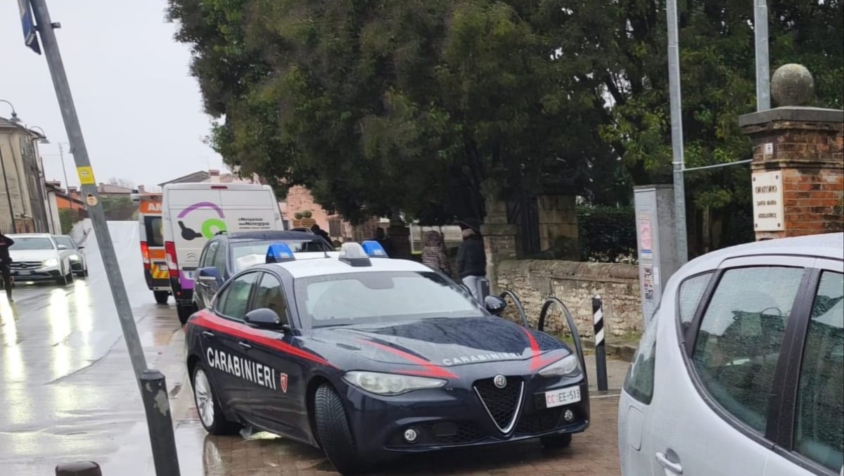 Scende dal furgone e viene travolto da un'auto: corriere 21enne elitrasportato in codice rosso - 
